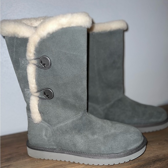Koolaburra Gray Suede Boots with Cream Trim - Picture 2 of 9